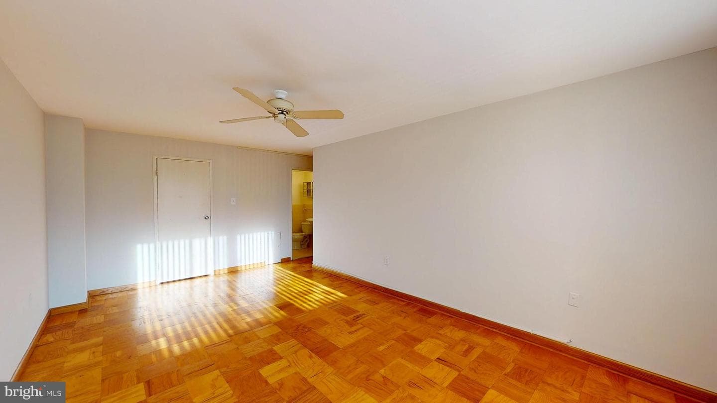 10201 Grosvenor Place #527 photo 30