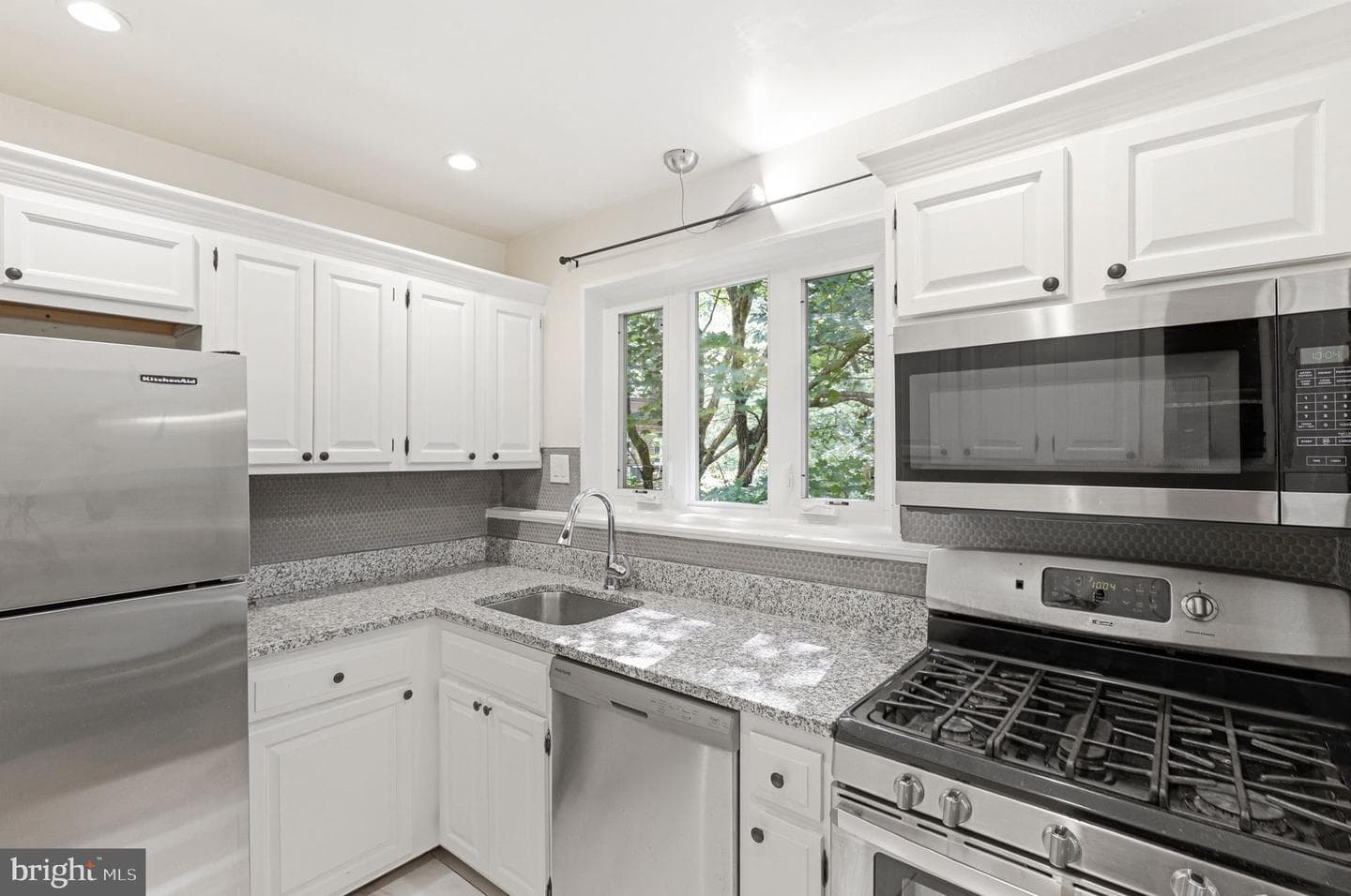 10315 Montrose Avenue #202 photo 9