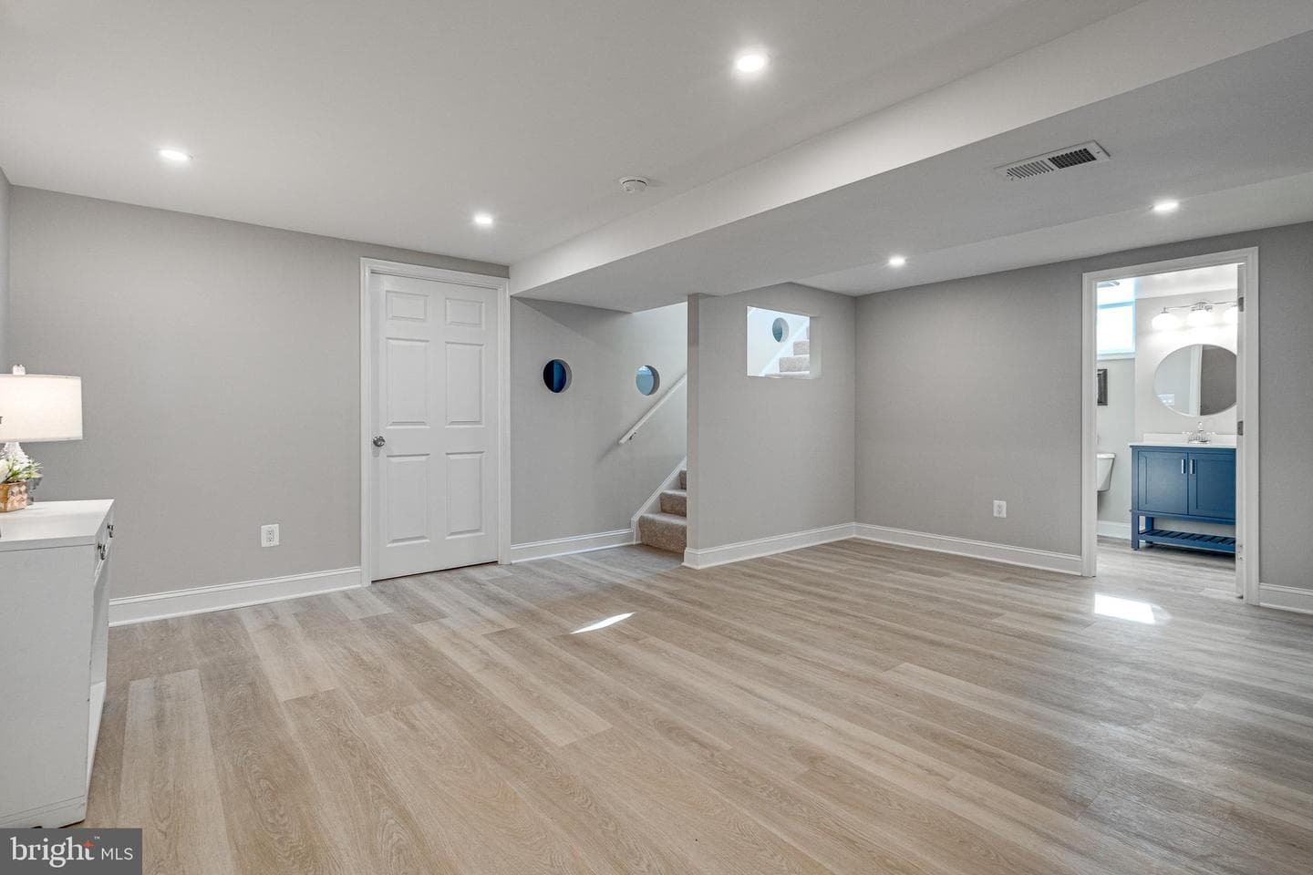 327 Howard Avenue photo 23