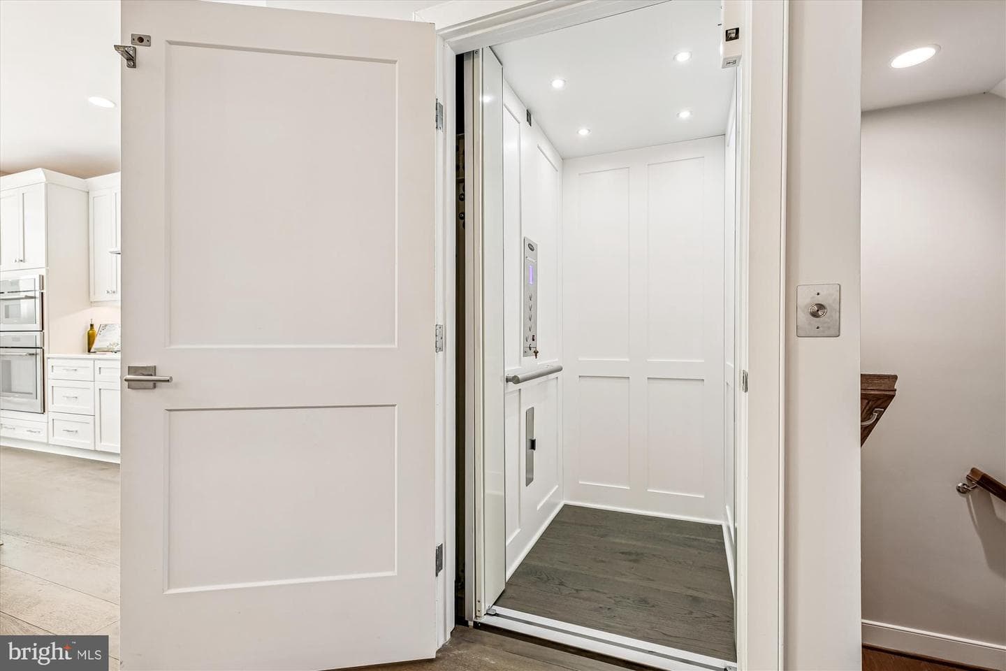 10340 Grosvenor Place photo 18
