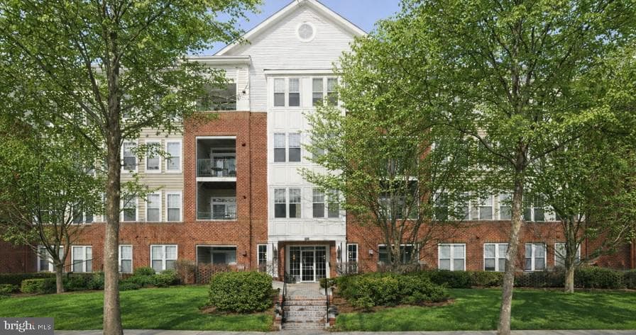 501 King Farm Blvd #304