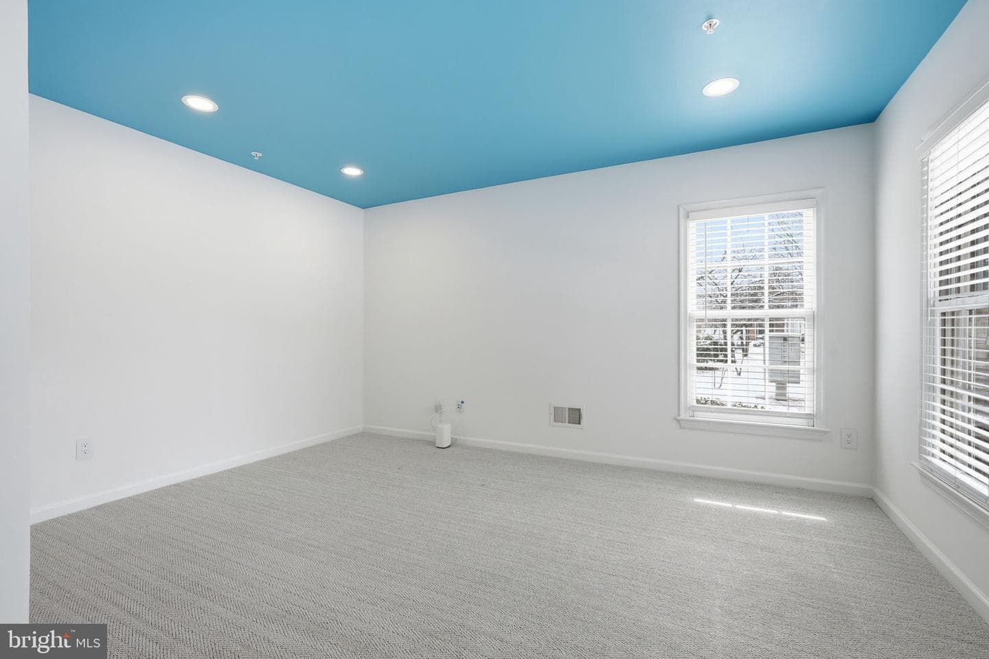 302 Fallsgrove Drive photo 6
