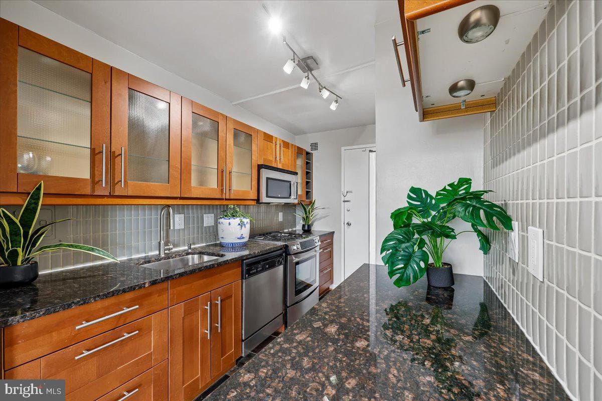 10401 Grosvenor Place #610 photo 12