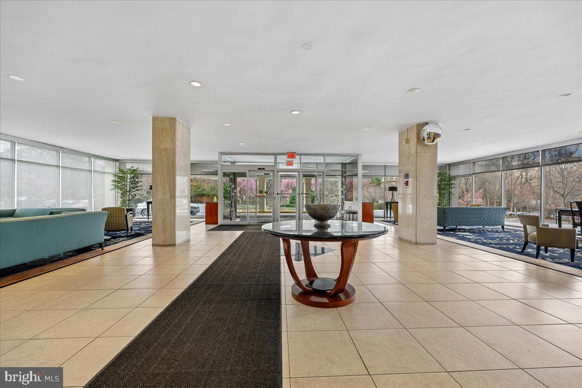 10401 Grosvenor Place #610 photo 2