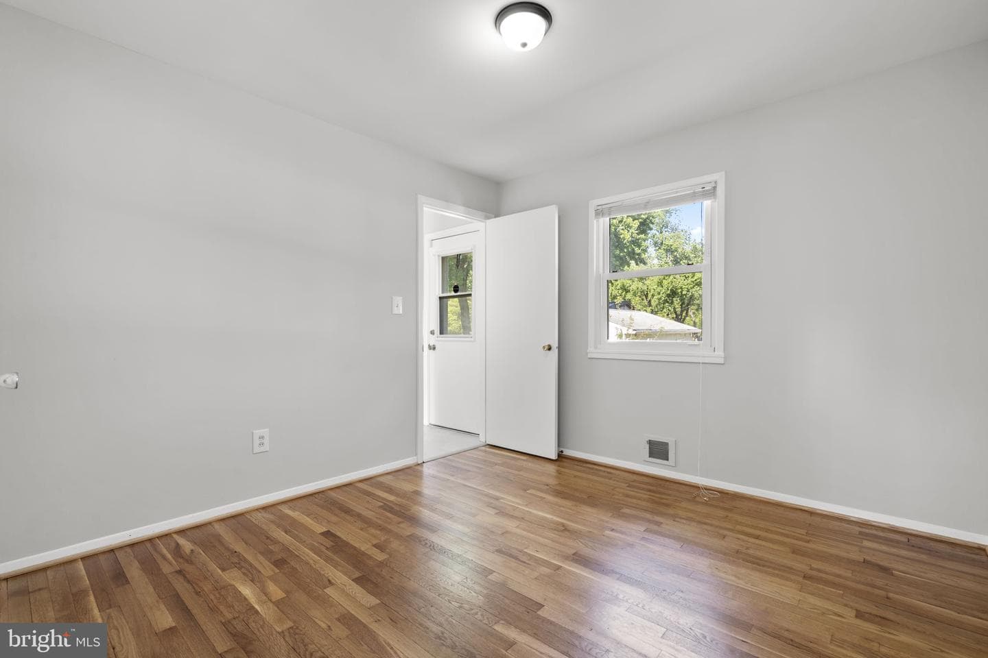 909 1st Street photo 25