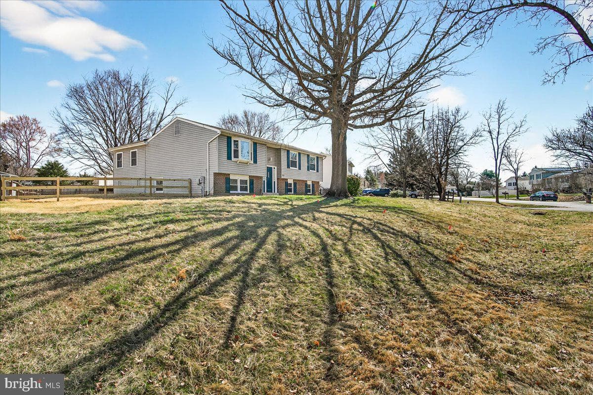 19158 Dowden Circle photo 4