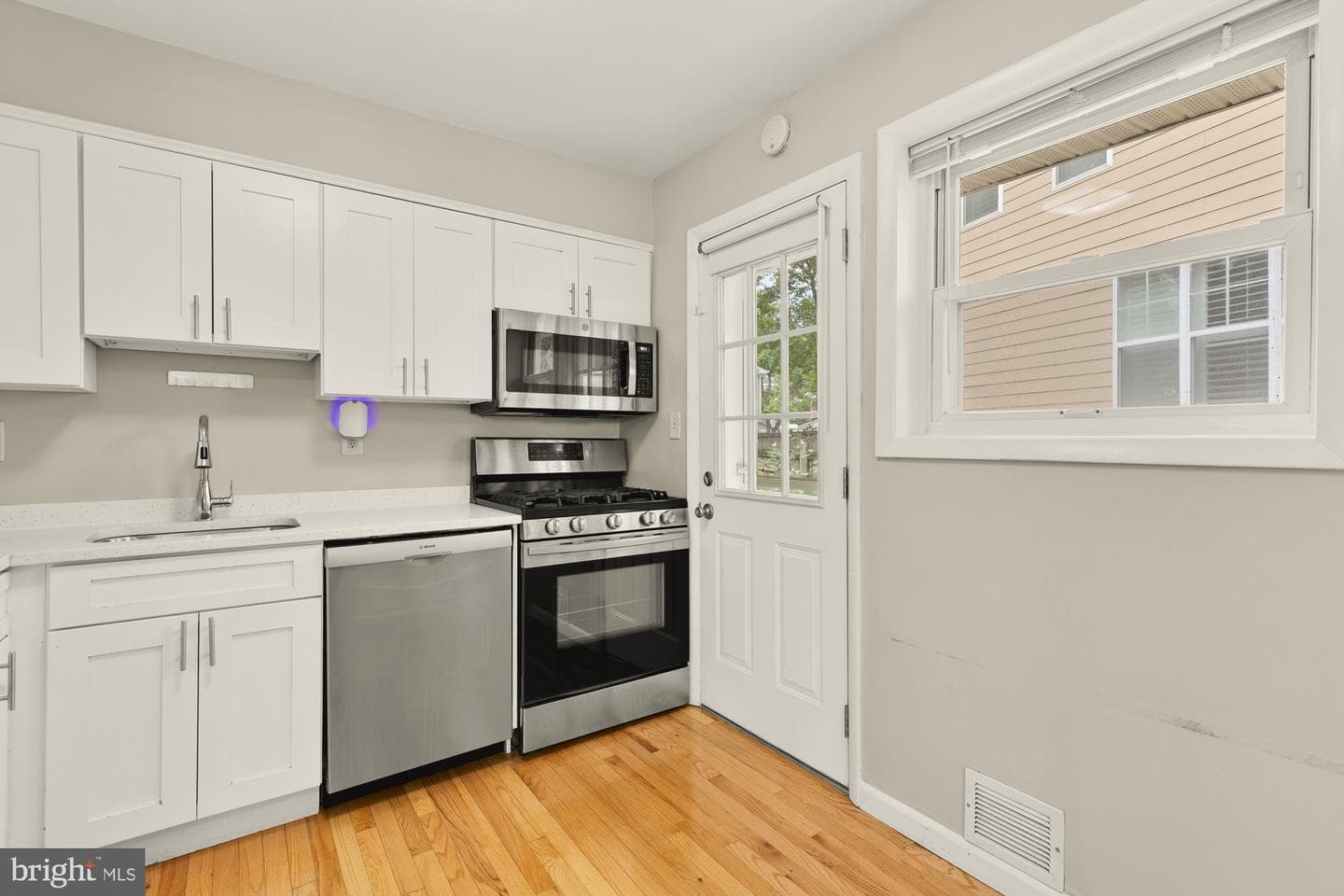 10107 Dickens Avenue photo 11