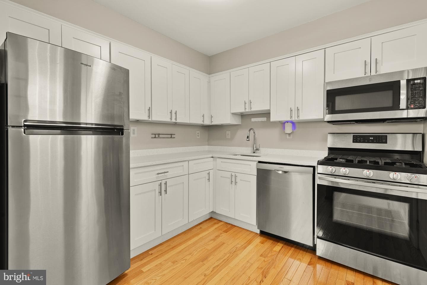 10107 Dickens Avenue photo 12
