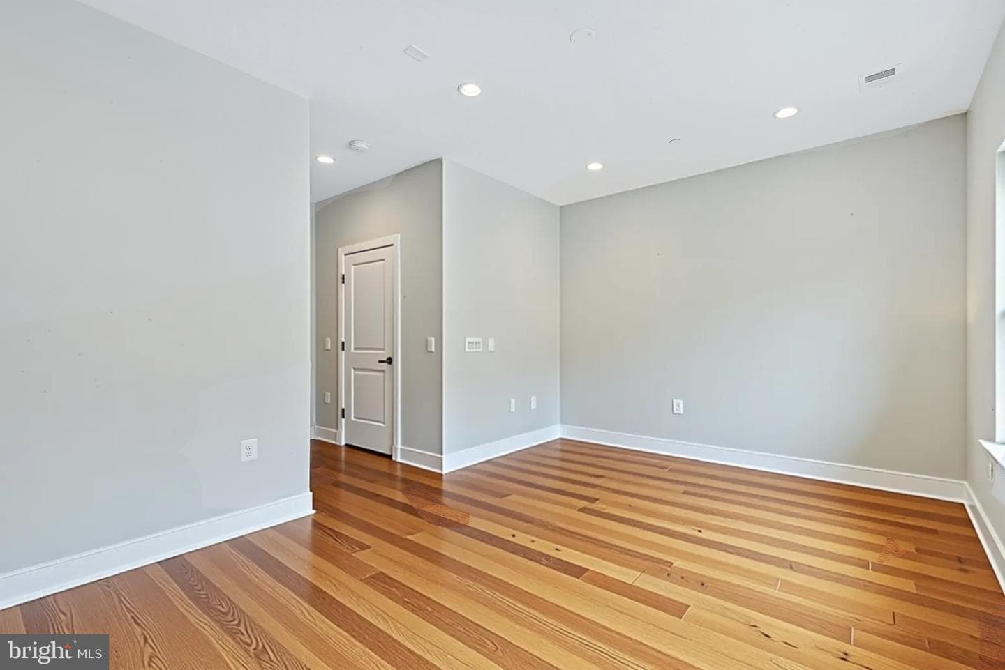 10274 Grosvenor Place photo 40
