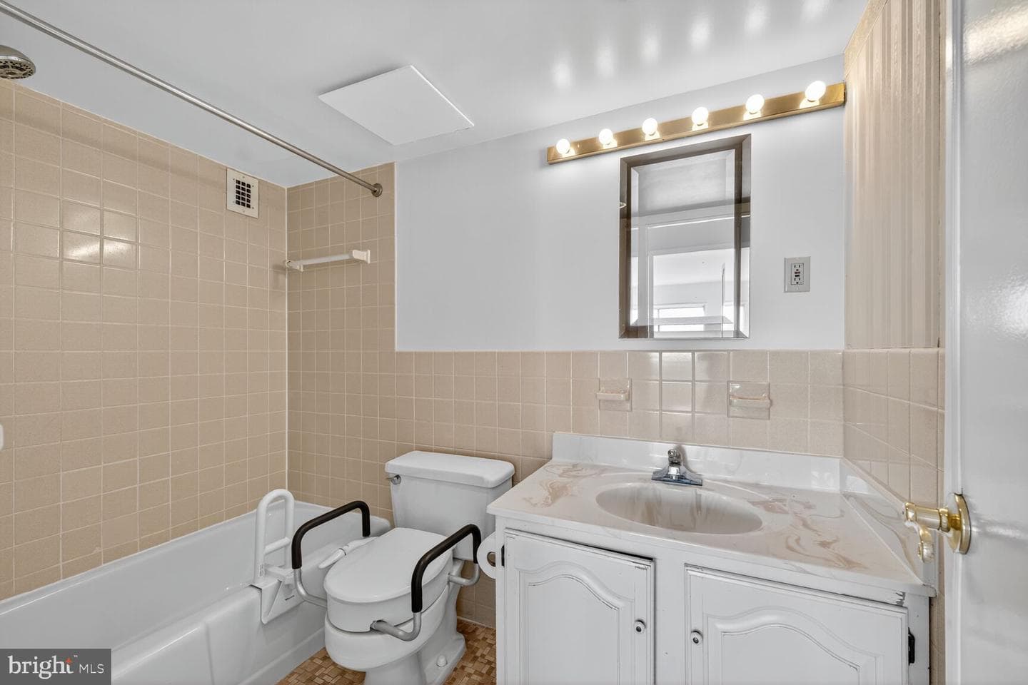 1111 University Boulevard W #1016 & 1017 photo 21