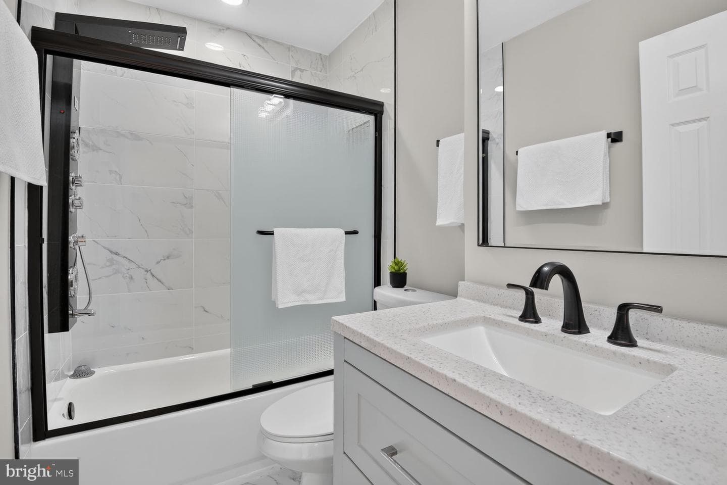 211 Charles Street photo 16