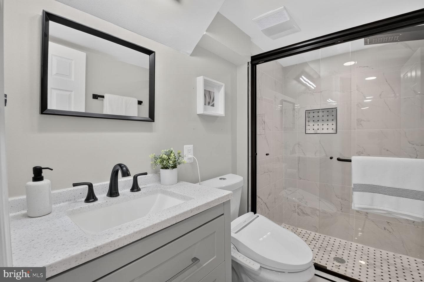 211 Charles Street photo 24