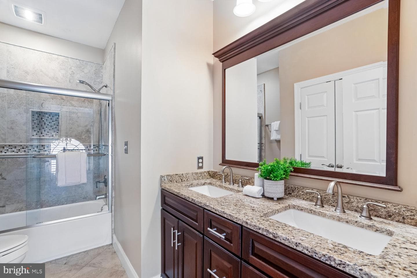 614 Linslade Street photo 34