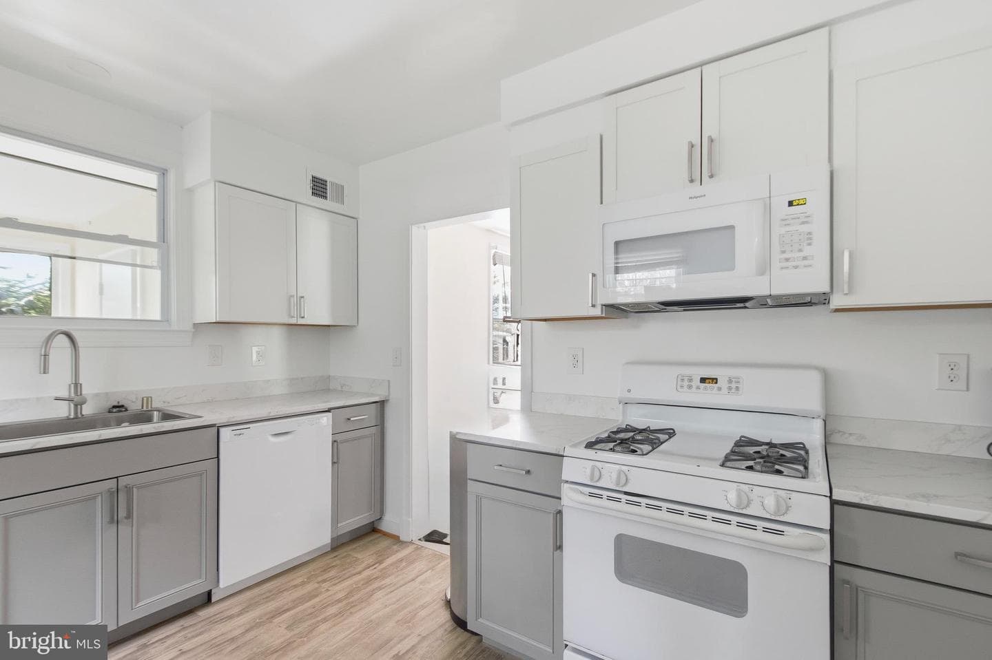 305 W Diamond Avenue photo 12