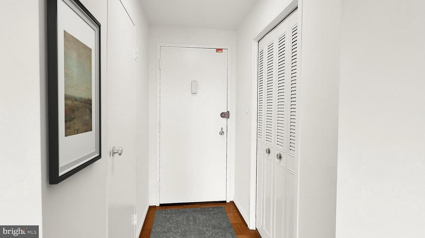 10201 Grosvenor Pl # 1016 photo 4