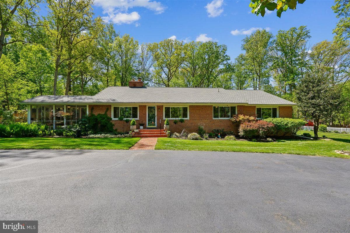 4318 Pinetree Road photo 1