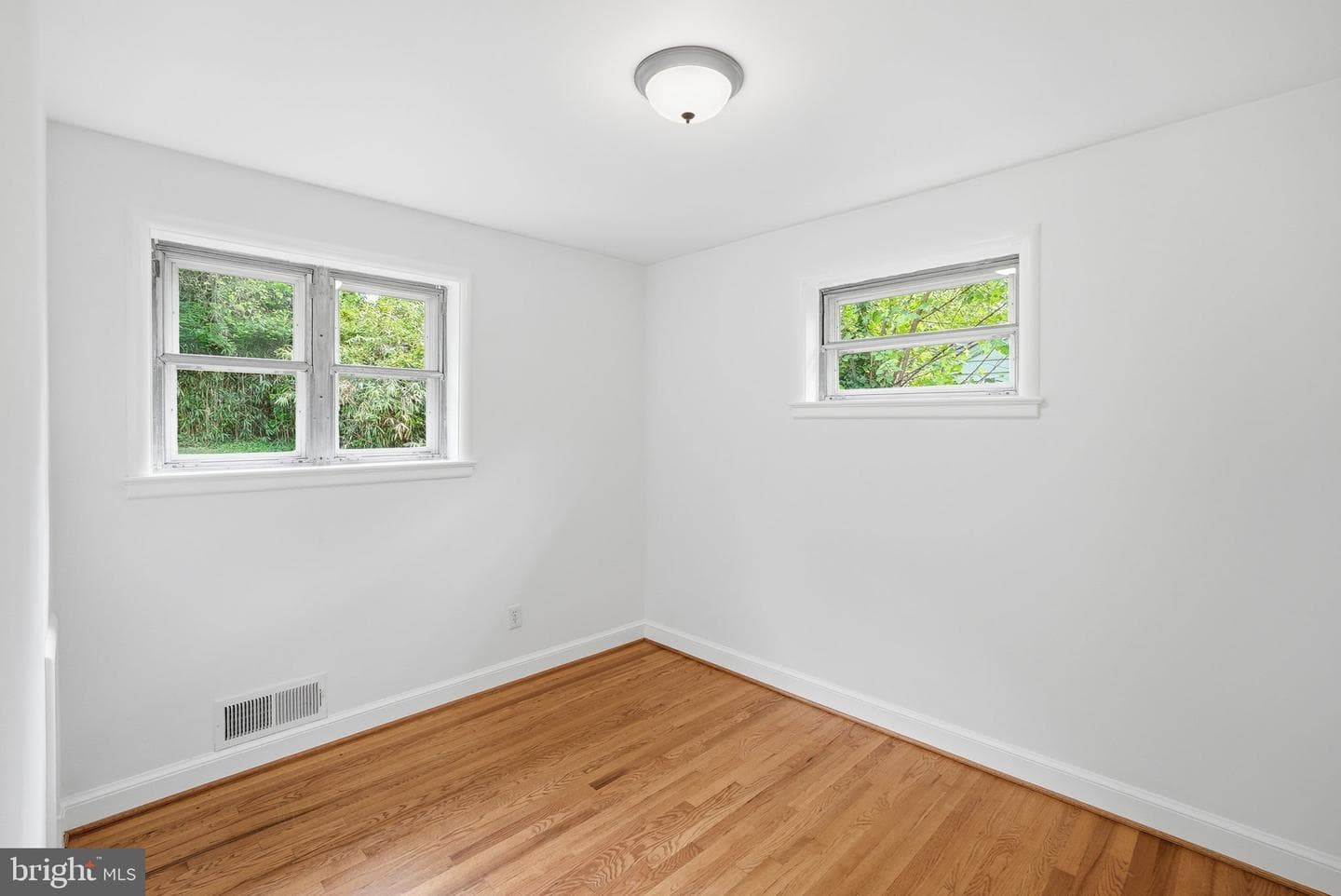 10207 Brunswick Avenue photo 16