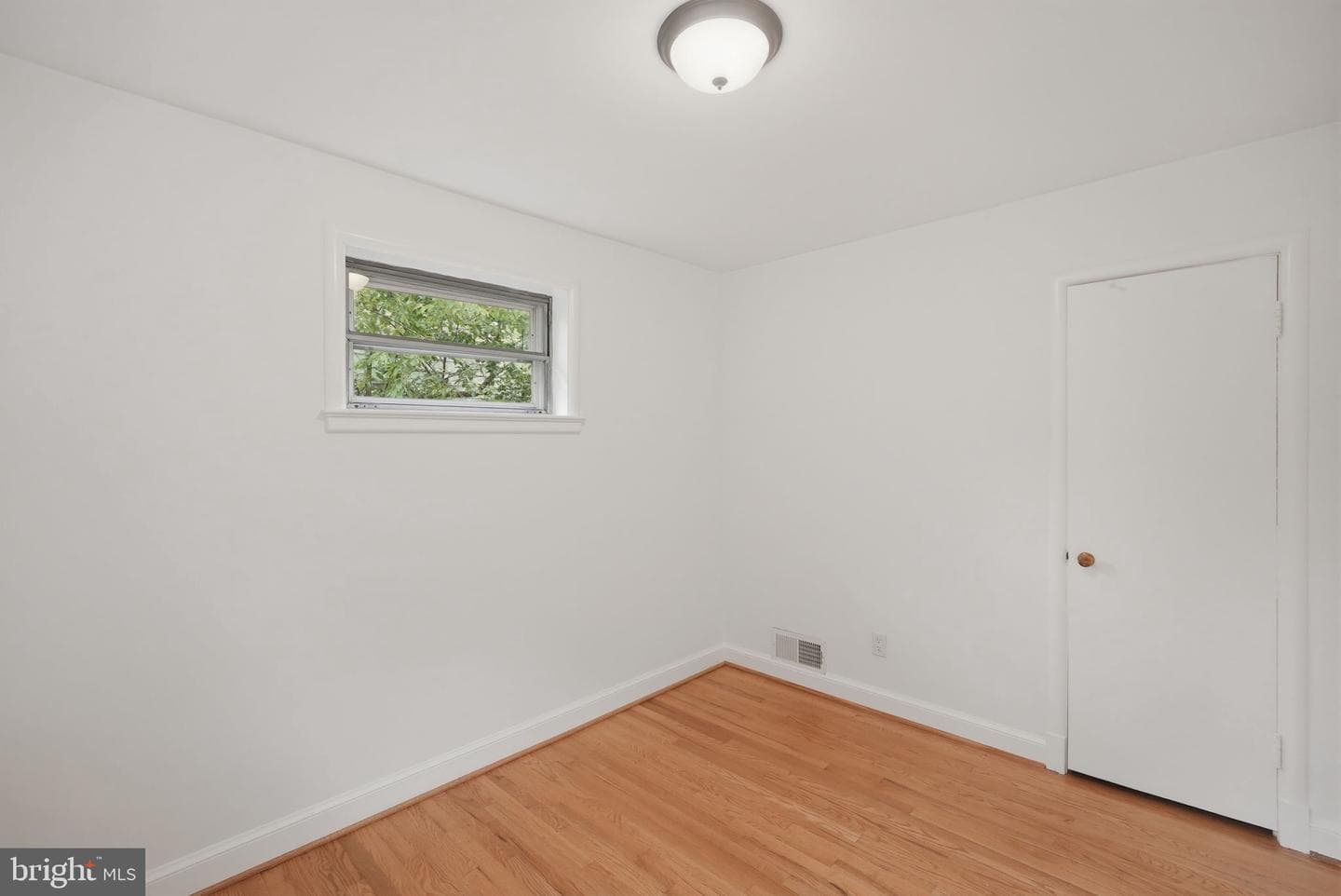 10207 Brunswick Avenue photo 17