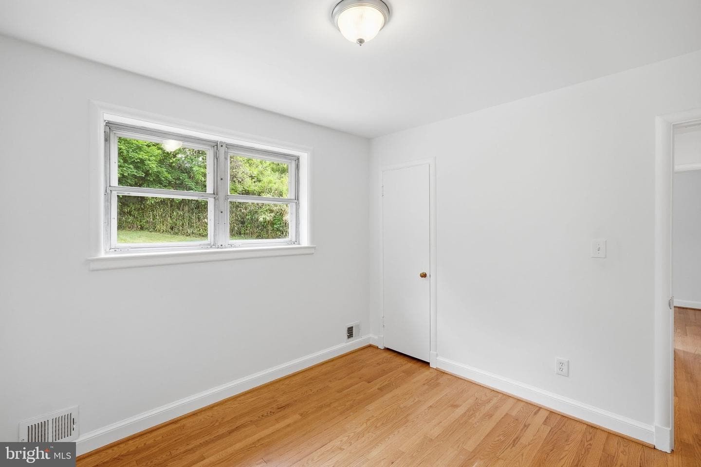 10207 Brunswick Avenue photo 18