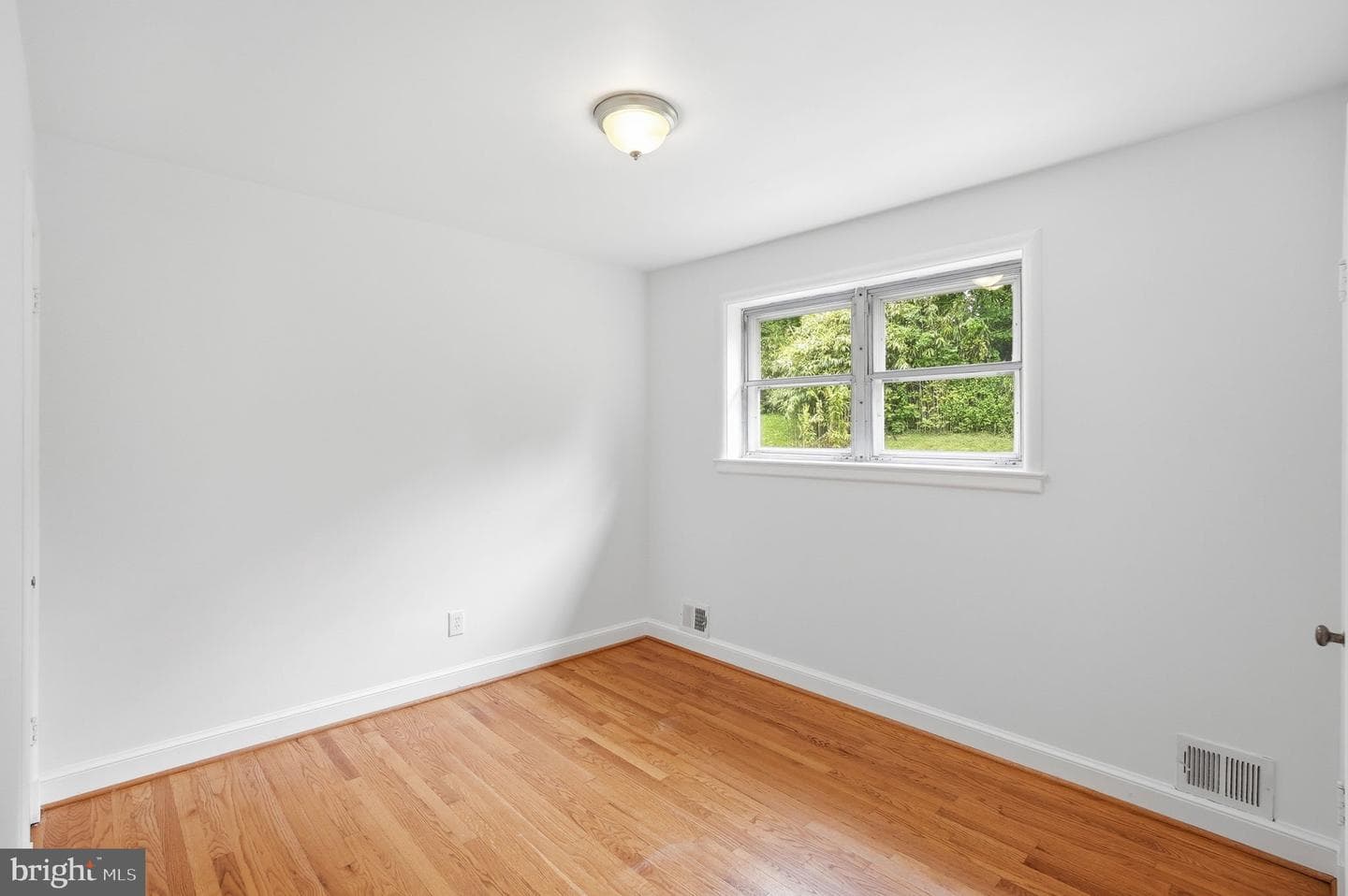 10207 Brunswick Avenue photo 19