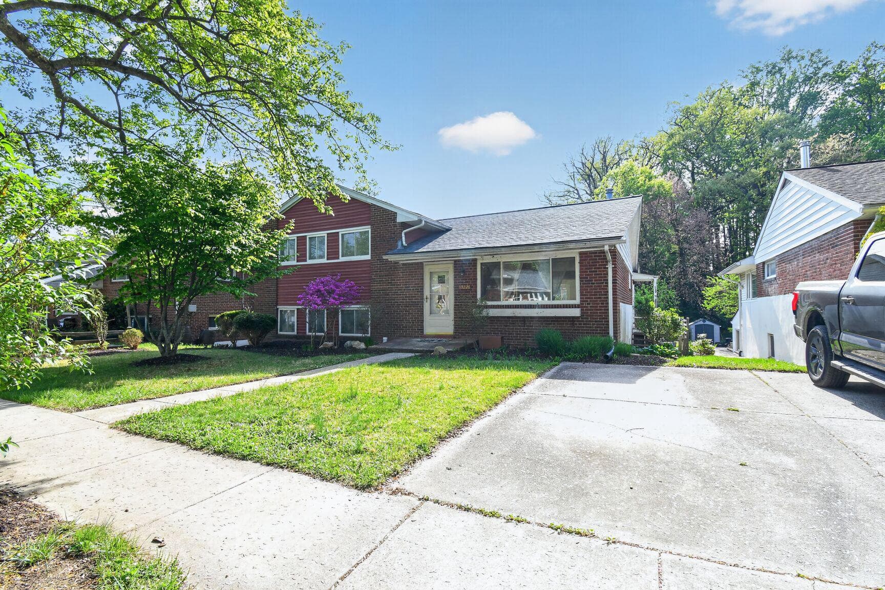10226 Leslie Street photo 2
