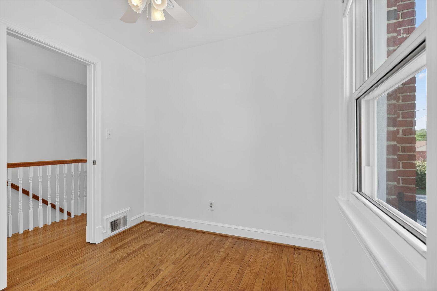 10015 Markham Street photo 16