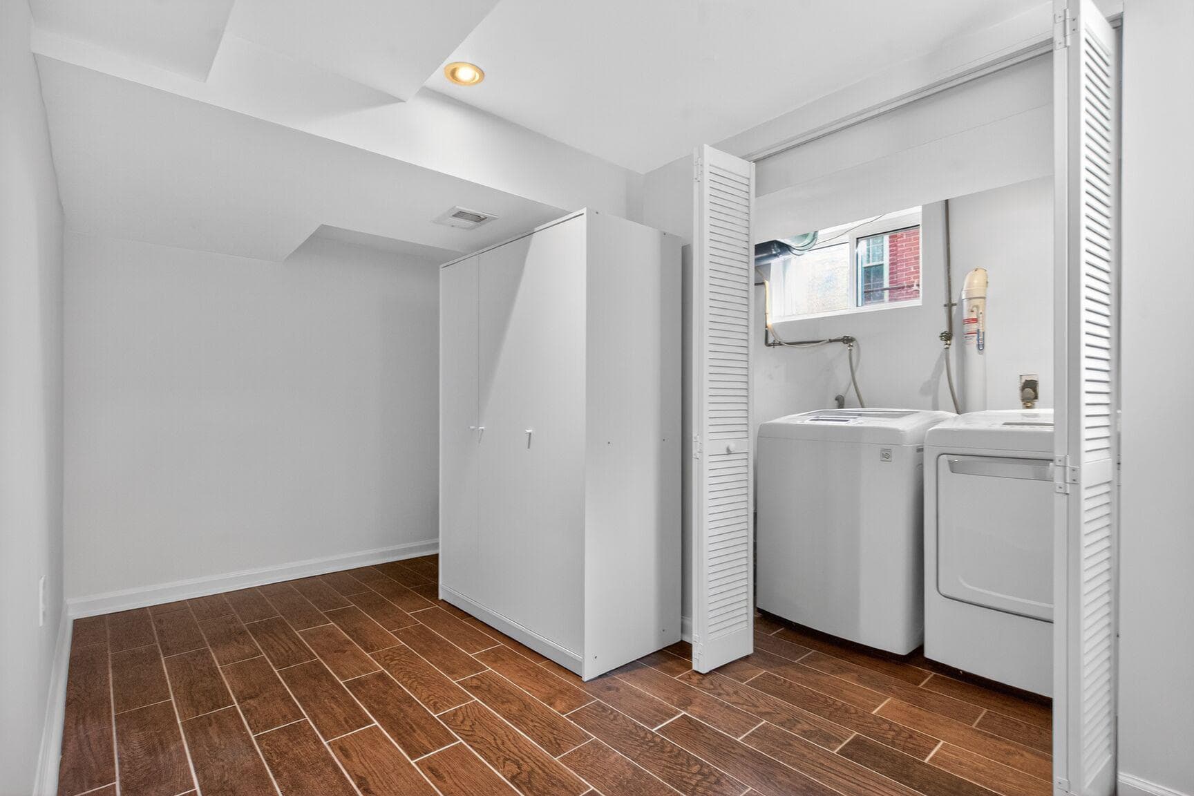 10015 Markham Street photo 24