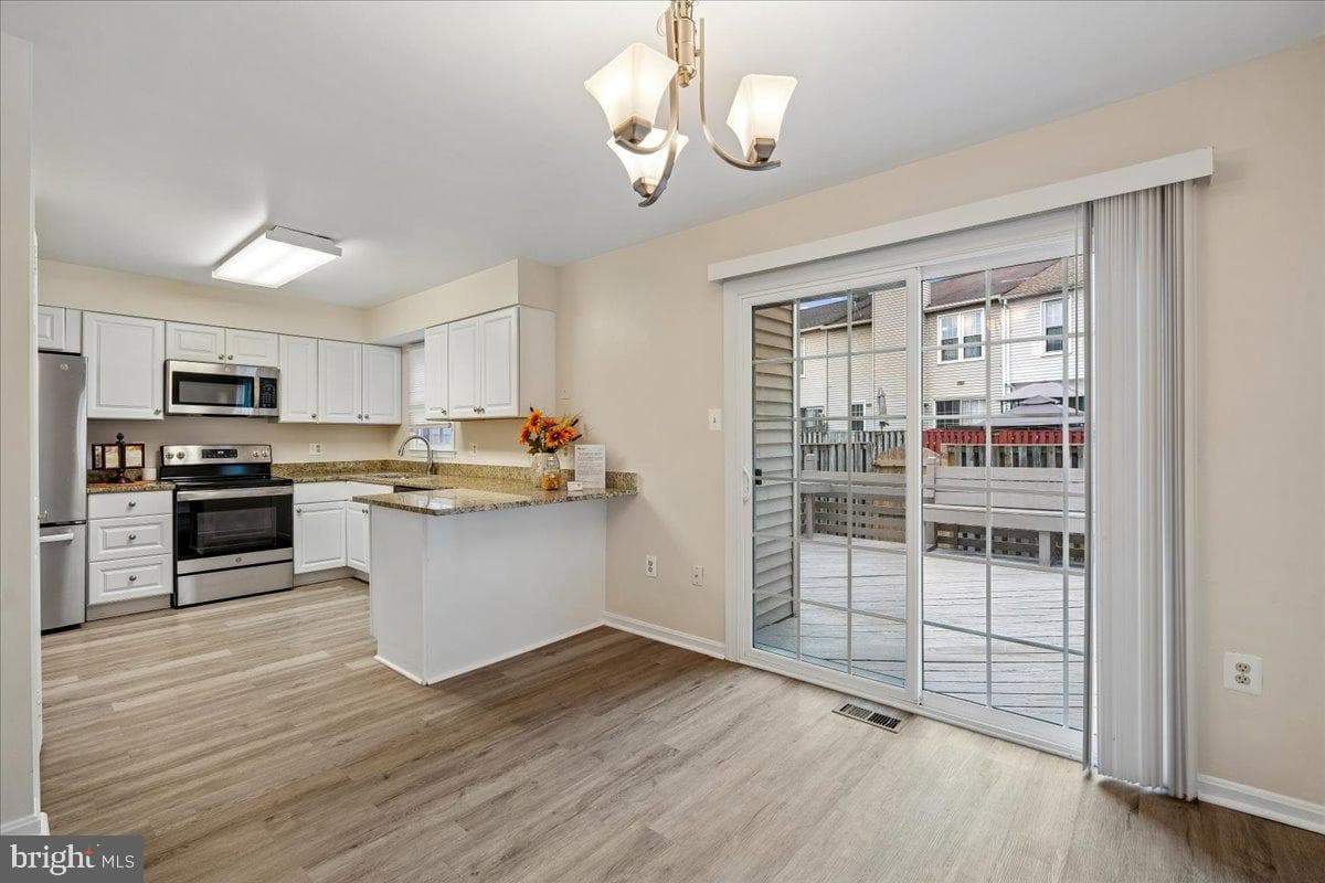 2047 Featherwood Street photo 17