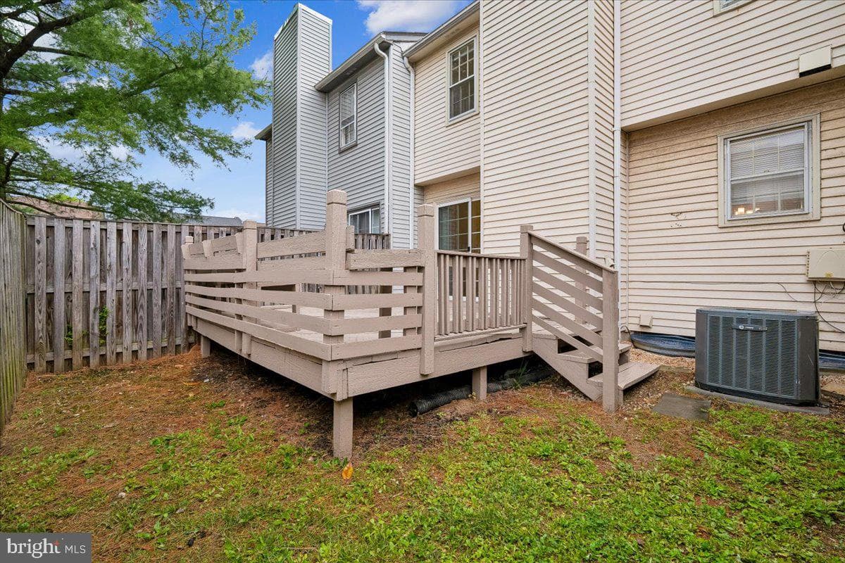 2047 Featherwood Street photo 4