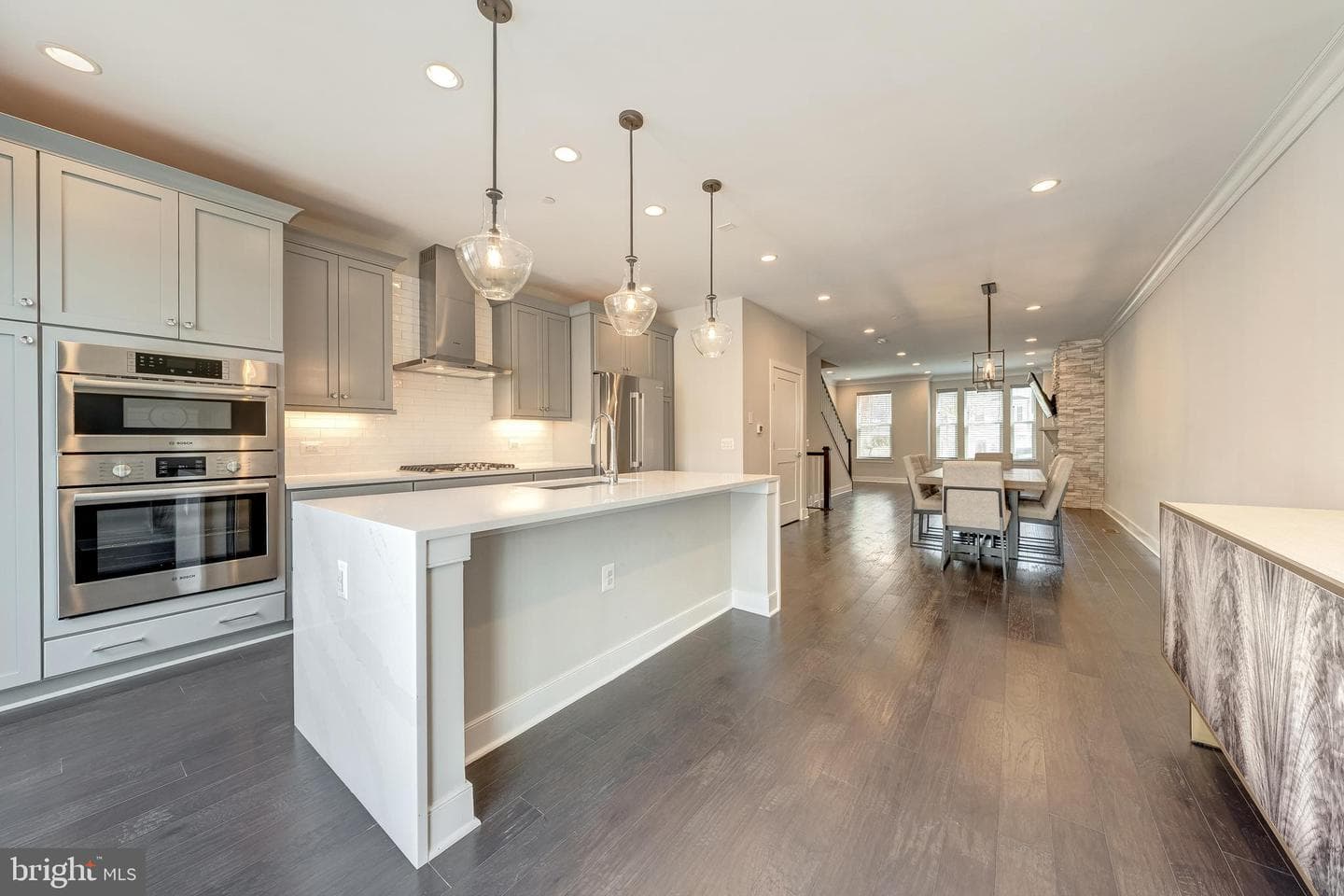 10326 Grosvenor Place photo 17