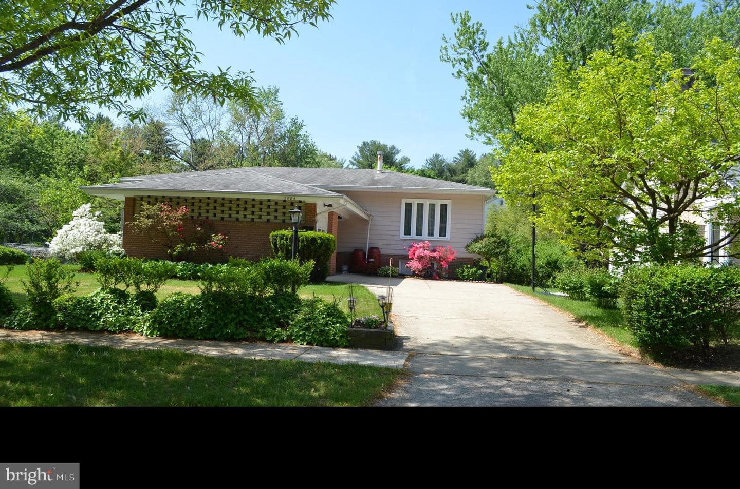 2884 Glenora Lane