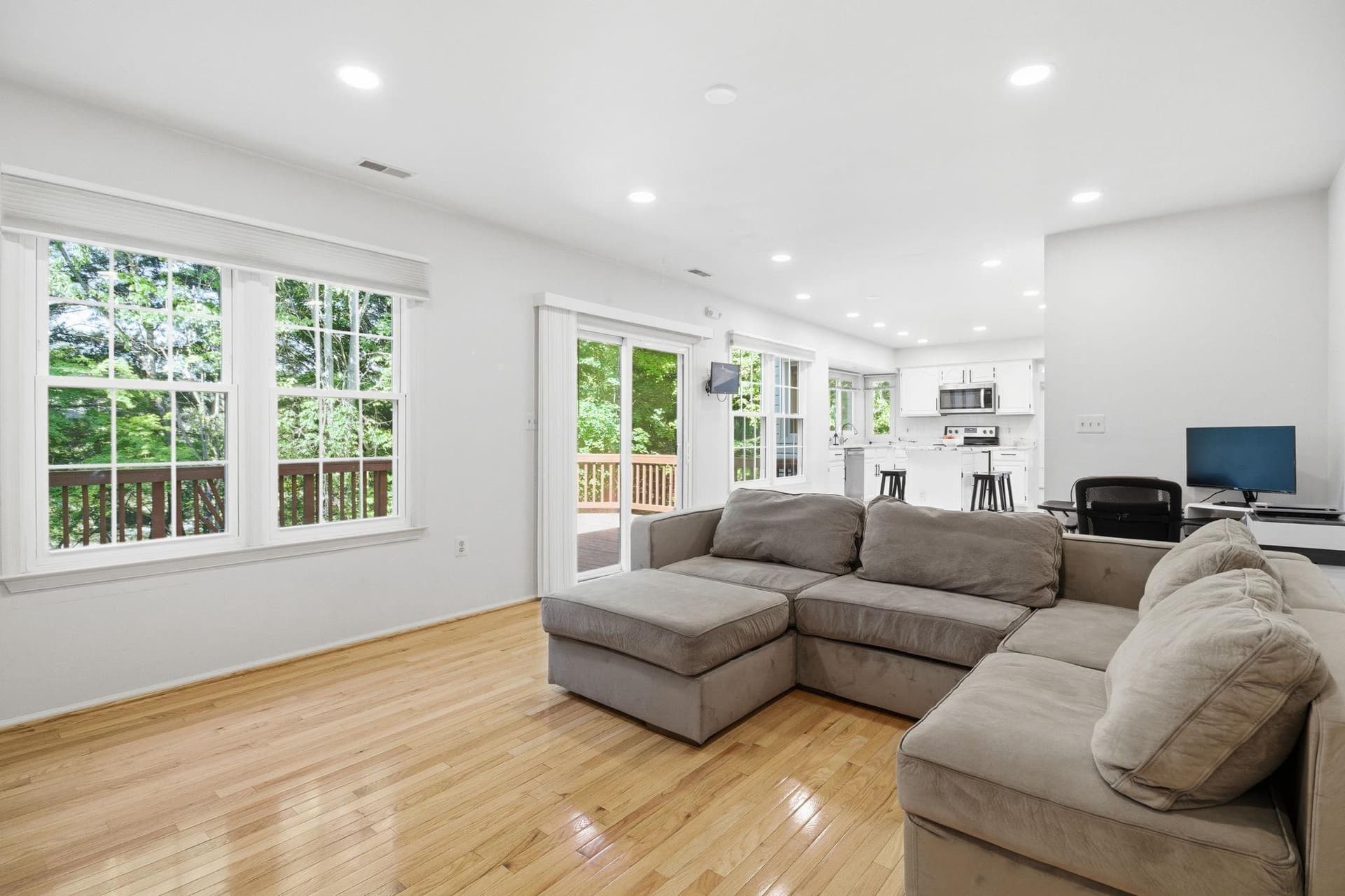 124 Englefield Drive photo 13