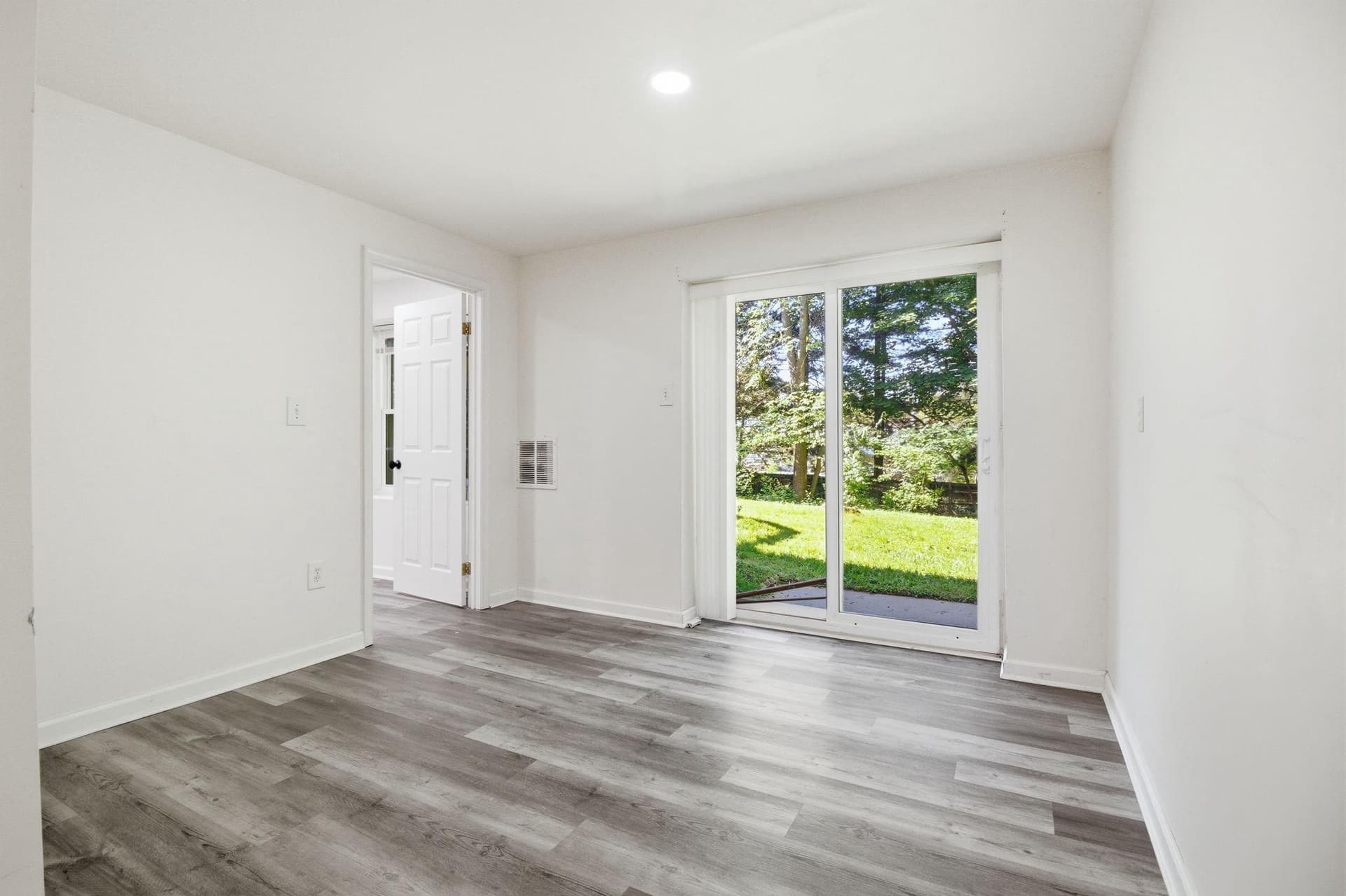 124 Englefield Drive photo 33