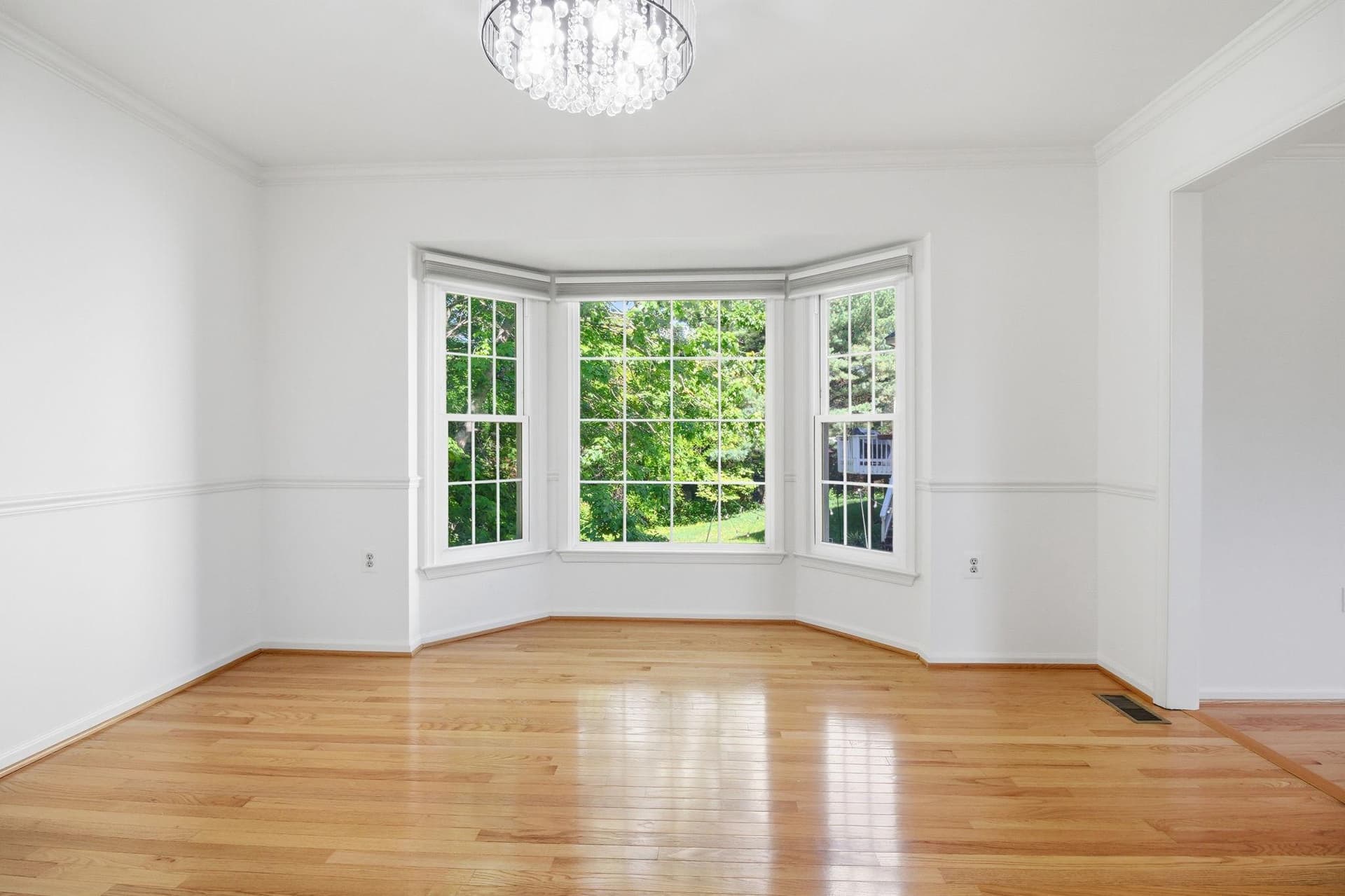 124 Englefield Drive photo 7