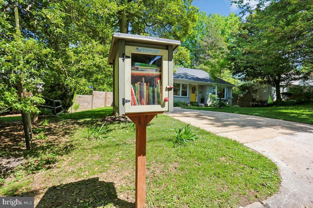 9409 Holland Avenue photo 31