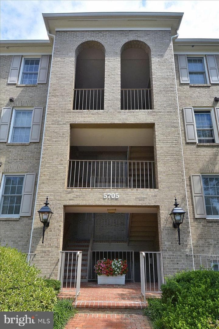 5705 Brewer House Circle #101 photo 2