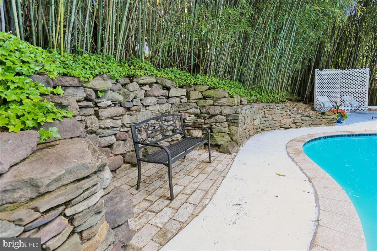11427 Bedfordshire Avenue photo 64