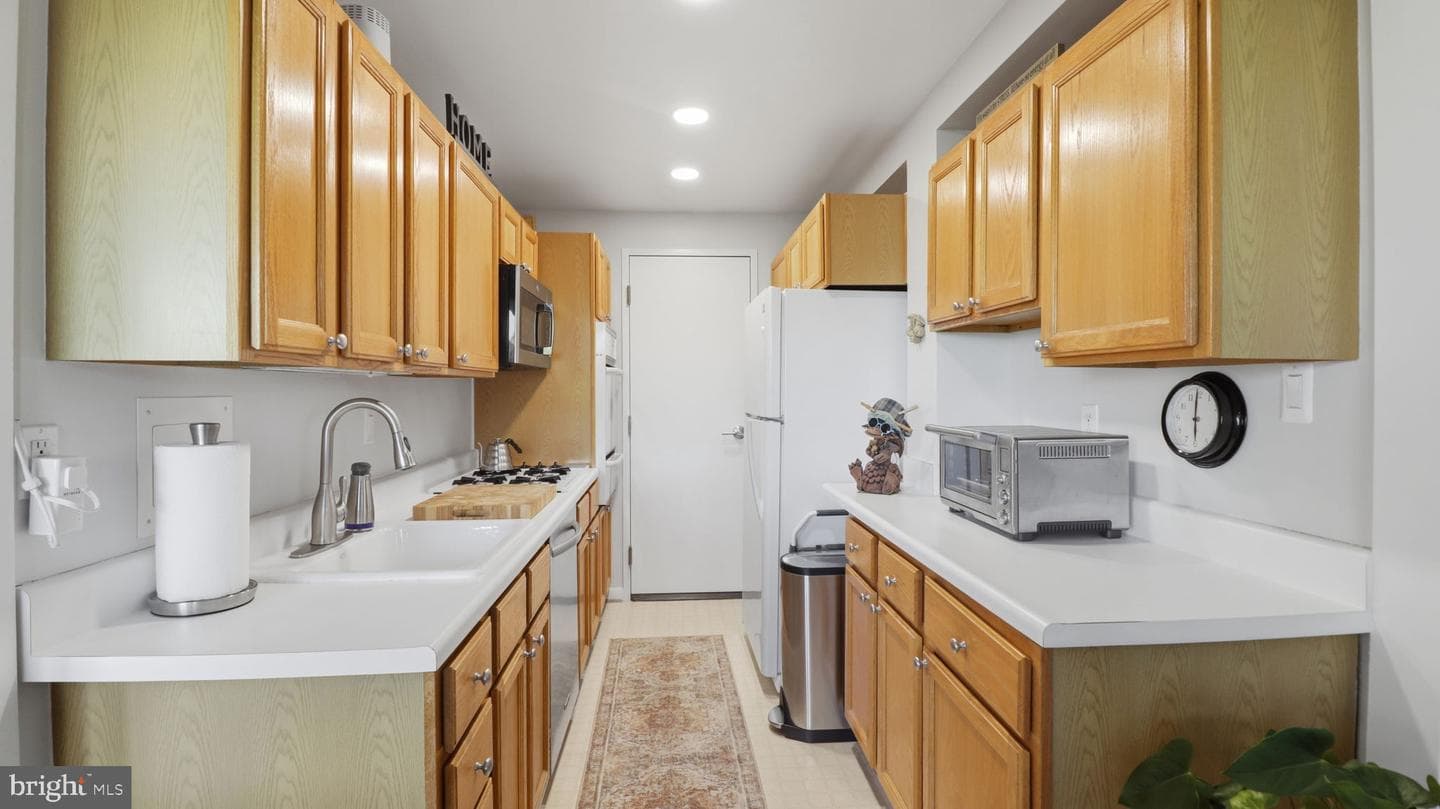 10201 Grosvenor Place #1009 photo 9