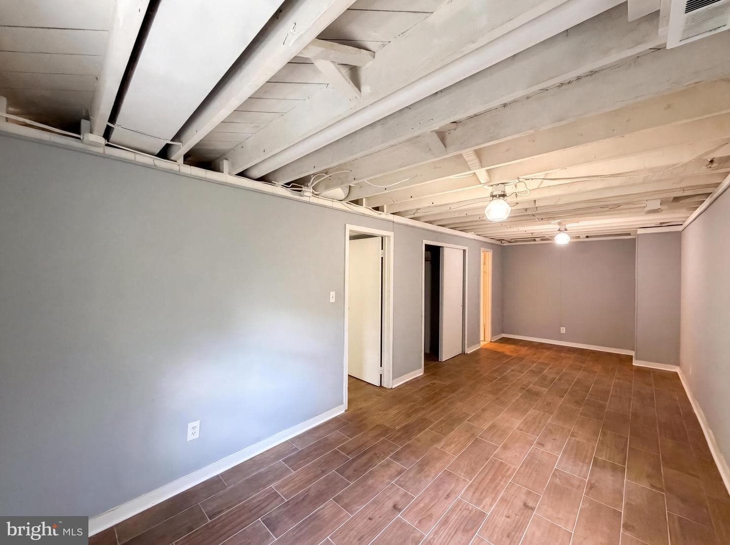 4027 Lawrence Avenue photo 21