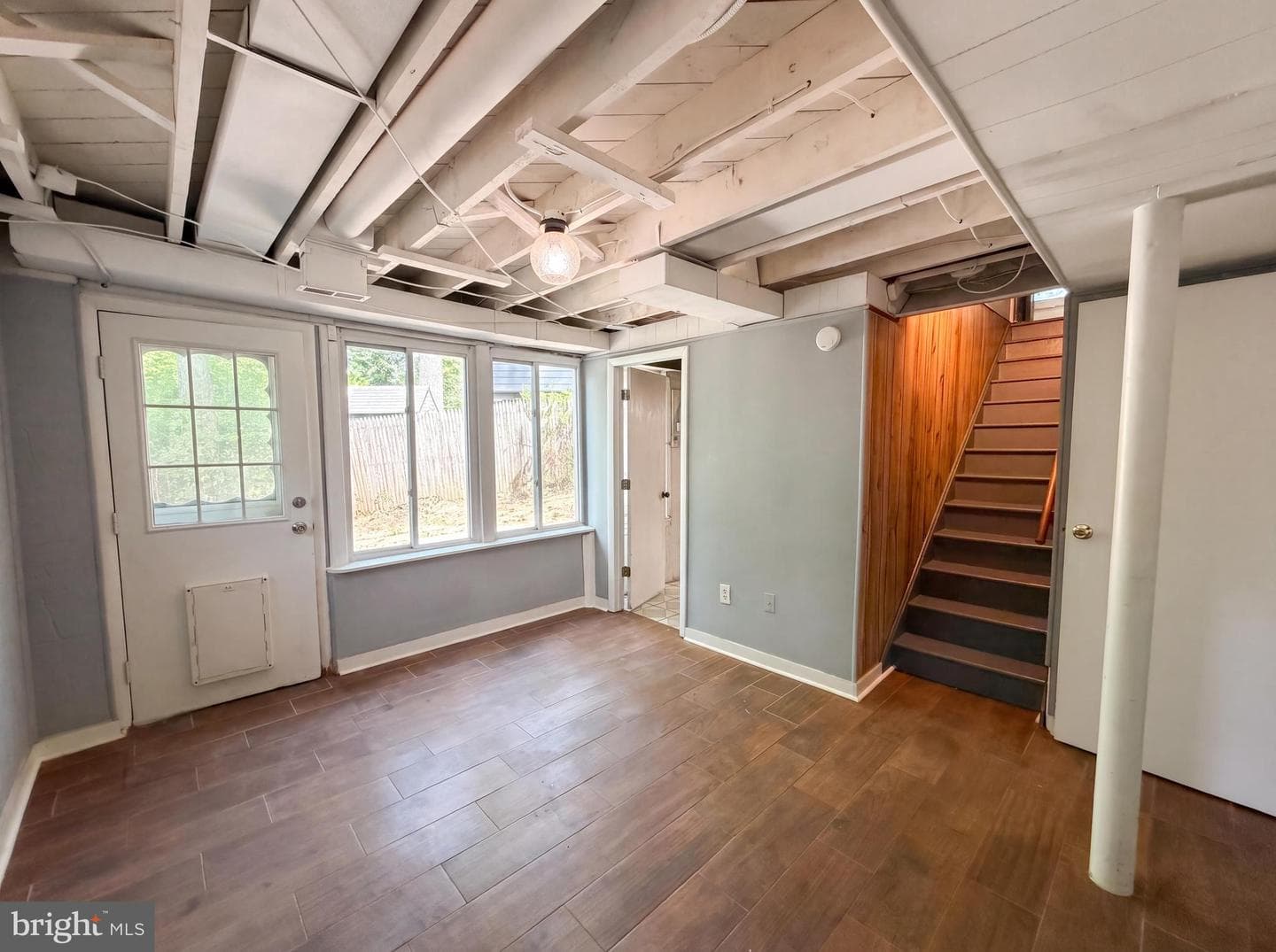 4027 Lawrence Avenue photo 3