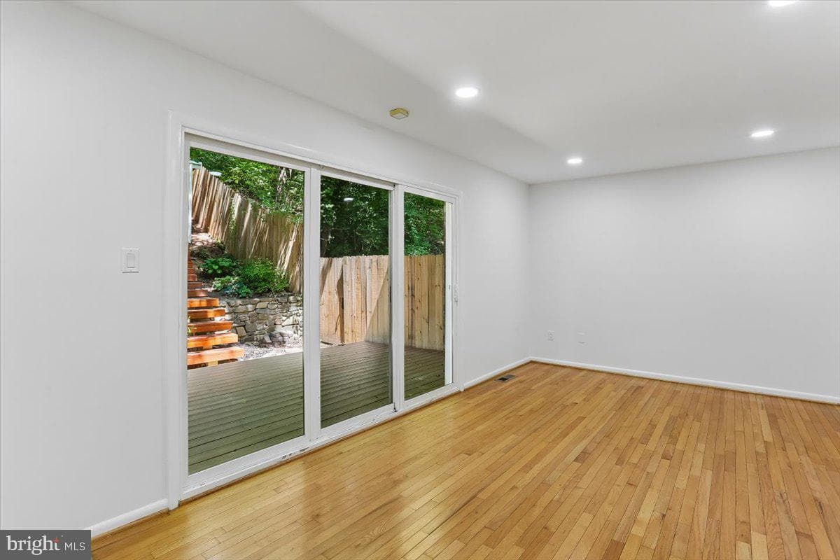 12234 Greenleaf Avenue photo 14