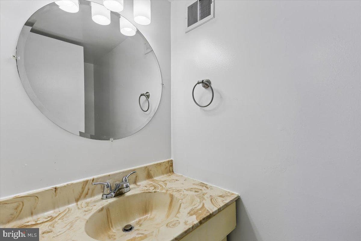 12234 Greenleaf Avenue photo 39