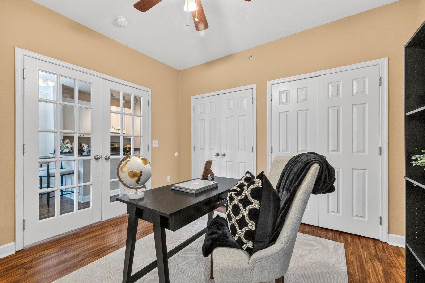 501 Hungerford Dr # 430 photo 19