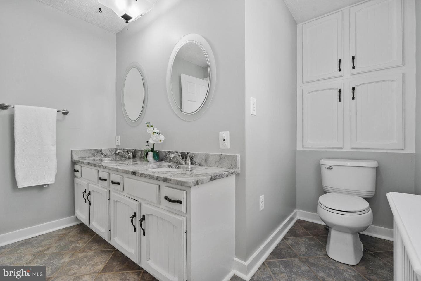 736 Dennis Avenue photo 9