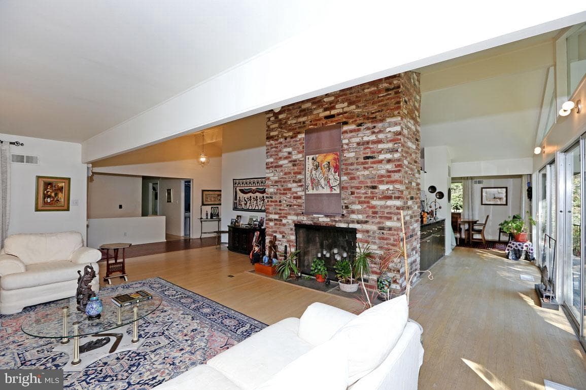 6900 Heatherhill Road photo 11