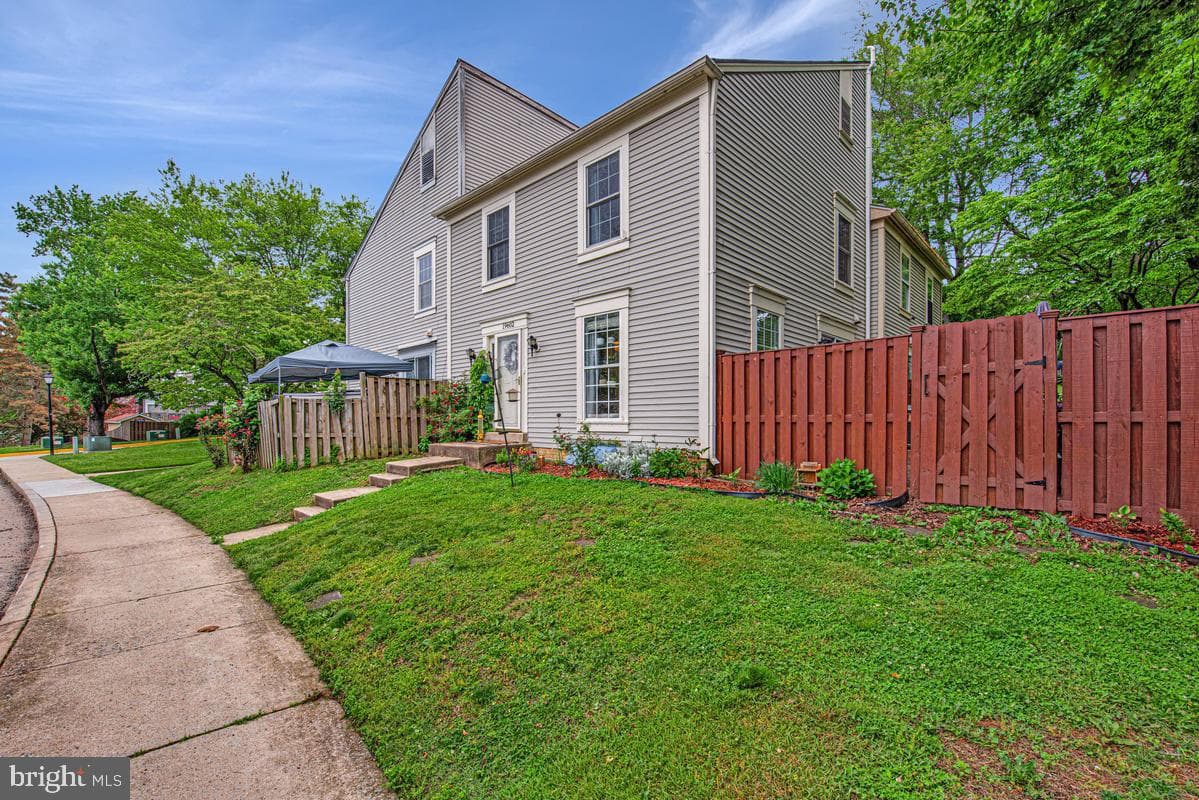 19602 Labelle Court photo 3