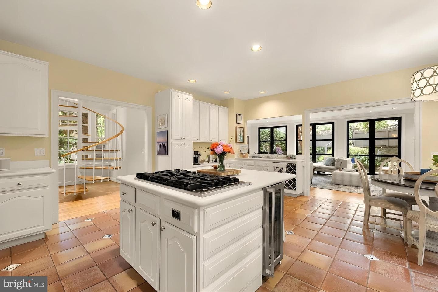 10914 Montrose Avenue photo 12
