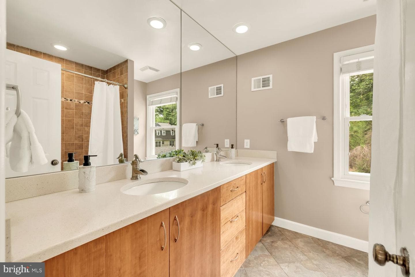 12114 Greenleaf Avenue photo 19