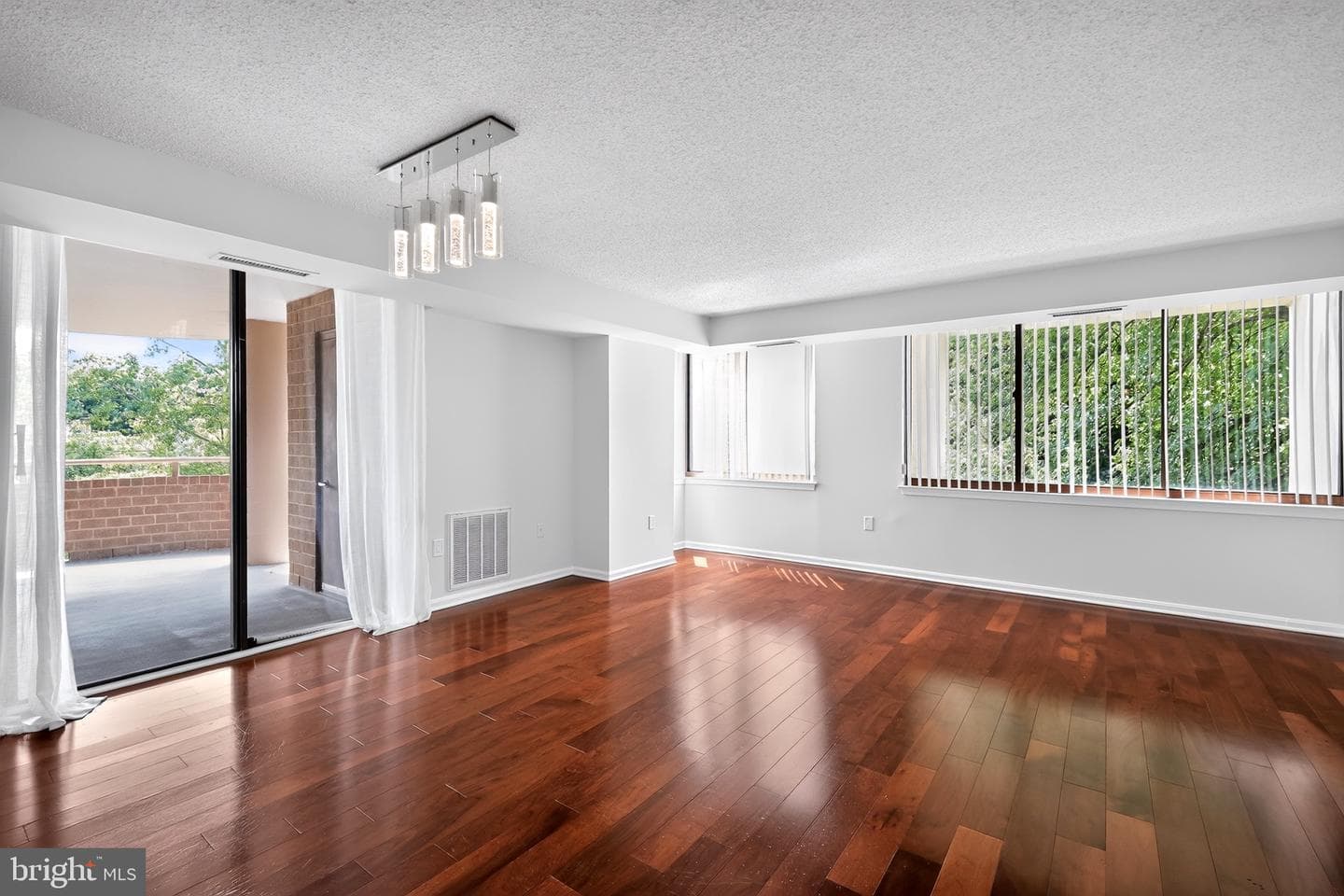 10101 Grosvenor Place #305 photo 3