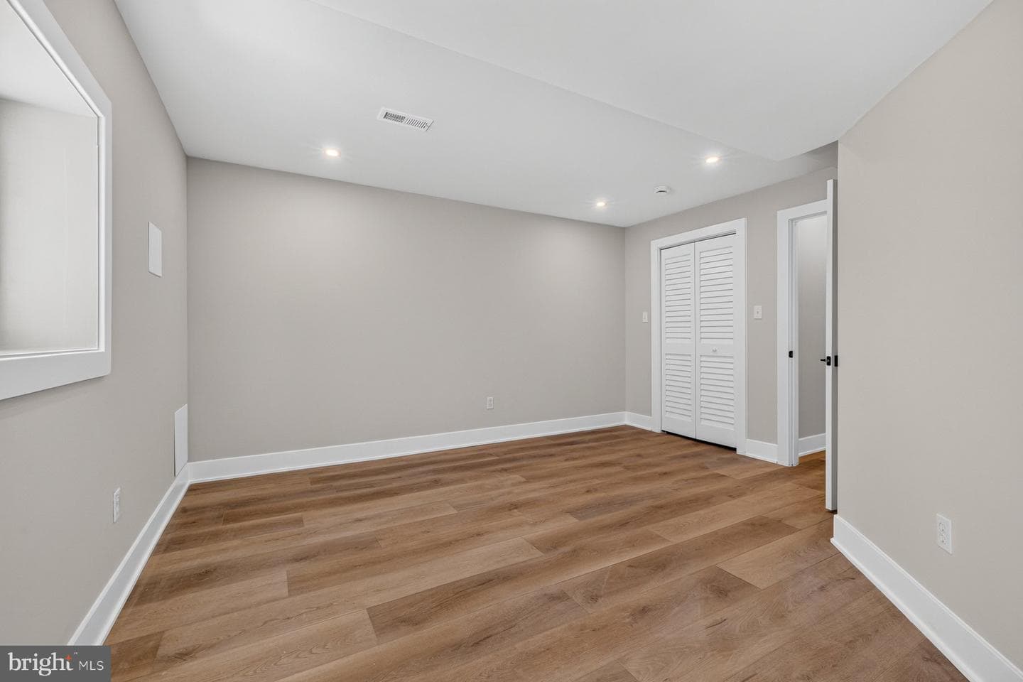 2610 Silverdale Drive photo 31